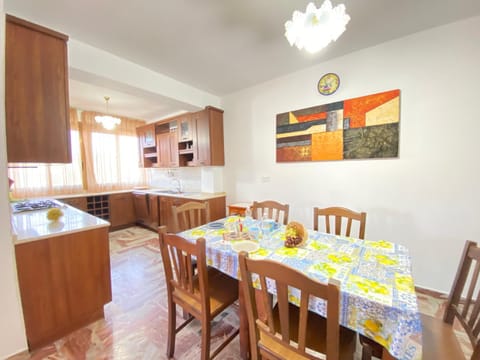 Kitchen or kitchenette, Dining area, stove