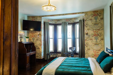 Bed, TV and multimedia, Photo of the whole room, Bedroom