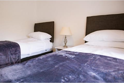 House-Sleeps6-Parking-Garden-Familly&Contractors House in Walsall