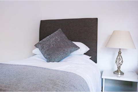 House-Sleeps6-Parking-Garden-Familly&Contractors House in Walsall