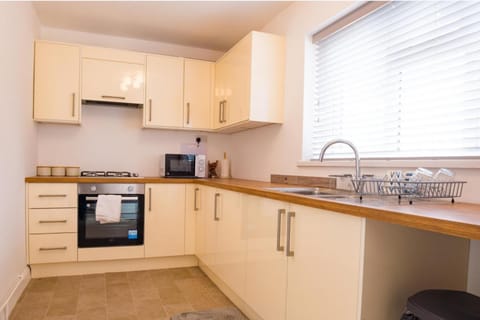 House-Sleeps6-Parking-Garden-Familly&Contractors House in Walsall
