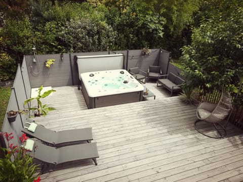 Garden, Hot Tub