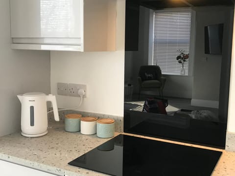 Coffee/tea facilities, Kitchen or kitchenette, Seating area, Dining area