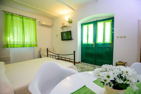 TV and multimedia, Dining area, Bedroom