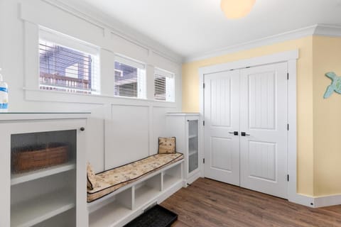 Ocean View, Hot Tub, Sleeps 10 House in Devils Lake