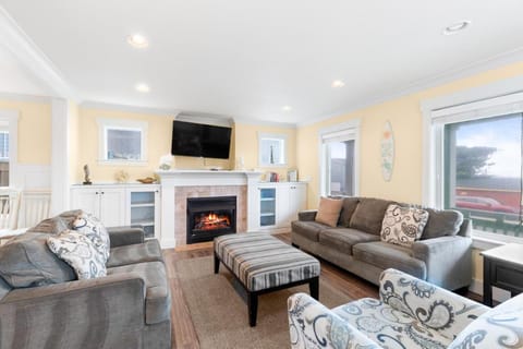 Ocean View, Hot Tub, Sleeps 10 House in Devils Lake