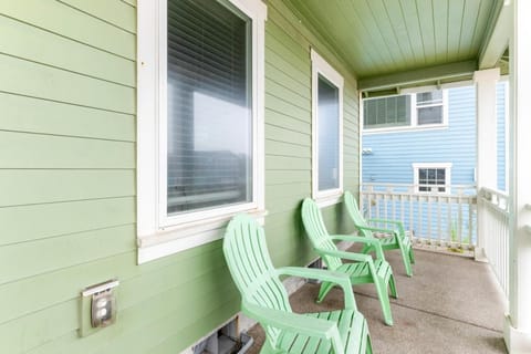 Ocean View, Hot Tub, Sleeps 10 House in Devils Lake