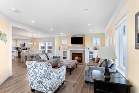 Ocean View, Hot Tub, Sleeps 10 House in Devils Lake