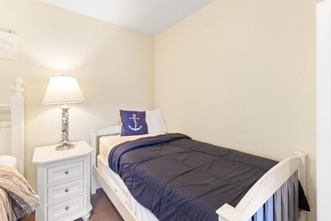 Blue Marlin, Arcade, Hot Tub, Sleeps 10 House in Devils Lake