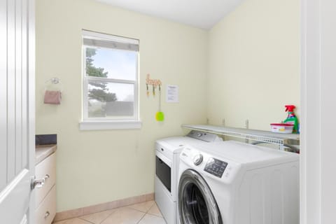 Blue Marlin, Arcade, Hot Tub, Sleeps 10 House in Devils Lake