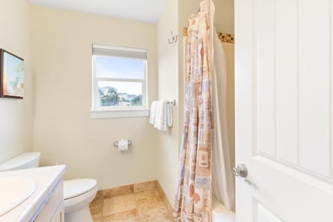 Blue Marlin, Arcade, Hot Tub, Sleeps 10 House in Devils Lake