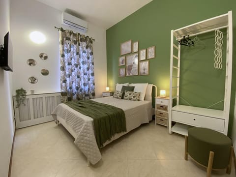 Bed, TV and multimedia, Photo of the whole room, Bedroom, air conditioner