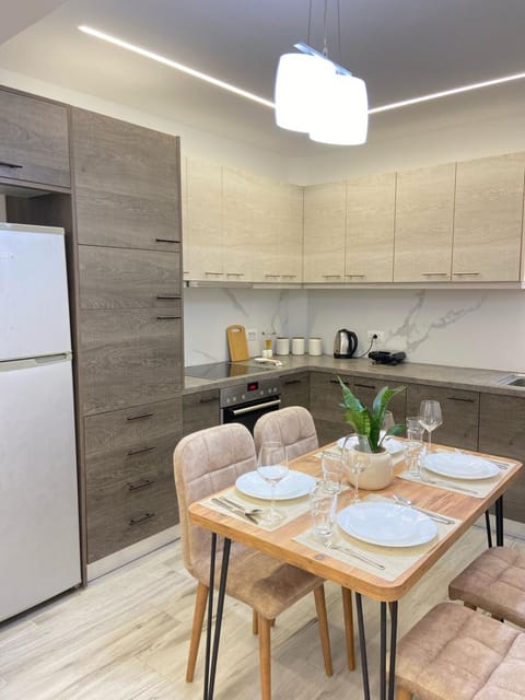 Kitchen or kitchenette, Dining area, oven, stove