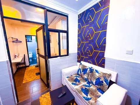 Bed, Living room, Photo of the whole room, Seating area, Dining area, Bedroom