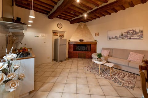 TV and multimedia, Kitchen or kitchenette, Living room, Seating area, microwave