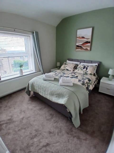 Bedroom, towels