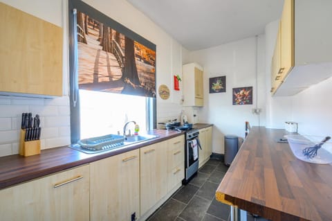 Kitchen or kitchenette, Dining area, stove