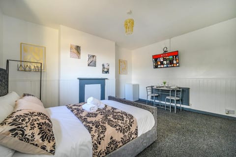 Bed, TV and multimedia, Photo of the whole room, Bedroom