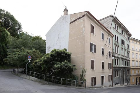 SuperFast Fibre & Netflix Modern Suite Roiano Apartment in Trieste