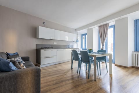 Kitchen or kitchenette, Living room, Seating area, Dining area