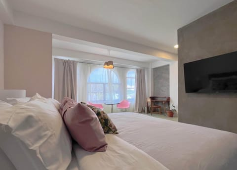 Bed, TV and multimedia, Photo of the whole room, Bedroom