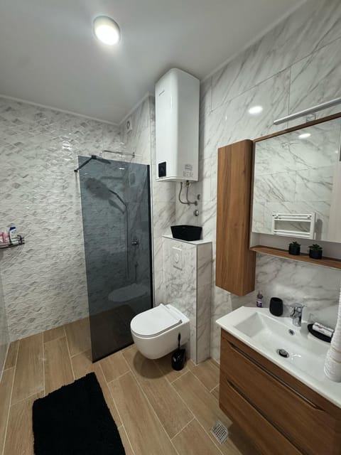 Shower, Toilet, Bathroom, towels