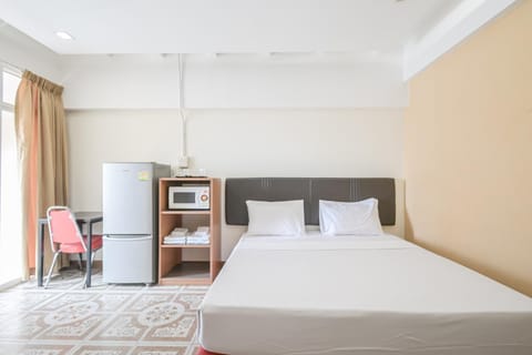 Bed, Photo of the whole room, hair dresser, minibar