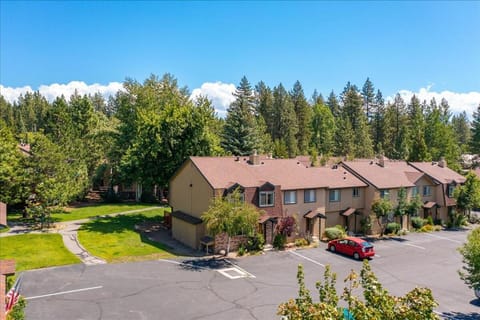 Cozy Condo for 8 Hot-Tub HOA Amenities Walk to Beach Close to Slopes Apartment in Dollar Point