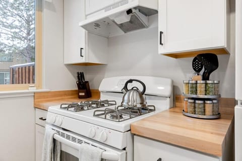 Cozy Condo for 8 Hot-Tub HOA Amenities Walk to Beach Close to Slopes Apartment in Dollar Point