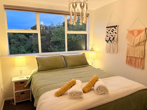 Bed, Bedroom, towels