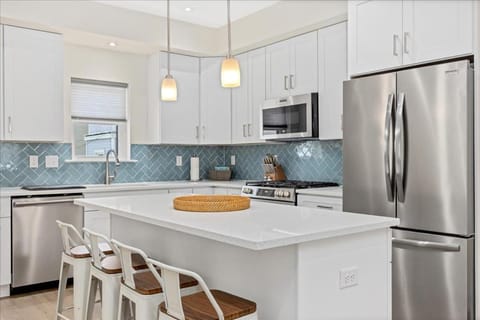 Kitchen or kitchenette, Dining area, oven, stove