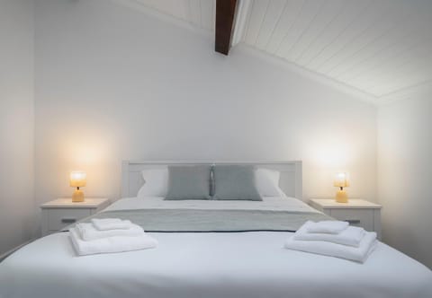 Bed, Bedroom, towels