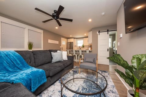 TV and multimedia, Kitchen or kitchenette, Living room, Seating area