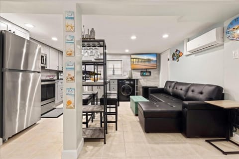 TV and multimedia, Kitchen or kitchenette, Living room, Seating area, oven