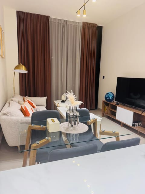 Communal lounge/ TV room, TV and multimedia, Living room, Seating area, Evening entertainment