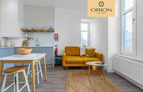 Kitchen or kitchenette, Living room, Seating area, Dining area