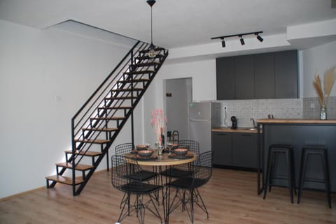 Kitchen or kitchenette, Dining area