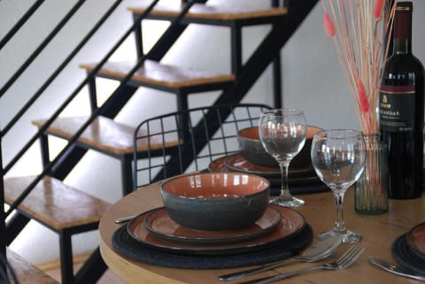 Food and drinks, Dining area, Alcoholic drinks