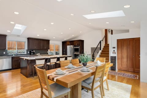 Dining area, dishwasher, oven, pet friendly