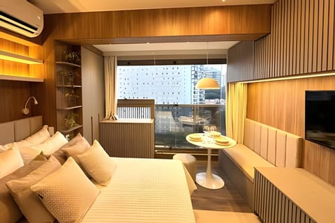 Bed, Neighbourhood, TV and multimedia, View (from property/room), Balcony/Terrace, Living room, Photo of the whole room, Seating area, Dining area, Bedroom, City view, Street view, Meals, Breakfast, Dinner