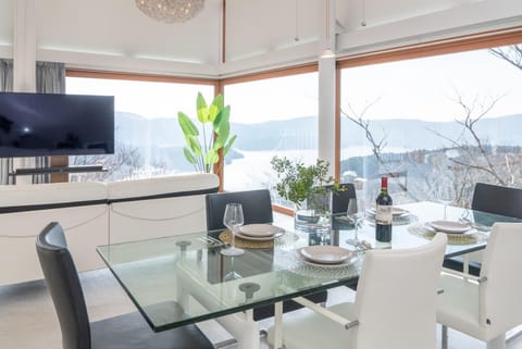 TV and multimedia, Dining area, Lake view