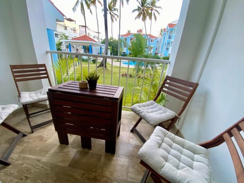Patio, Day, Garden, View (from property/room), Balcony/Terrace, Living room, Seating area, Dining area, Garden view, Pool view, Swimming pool, sunbed