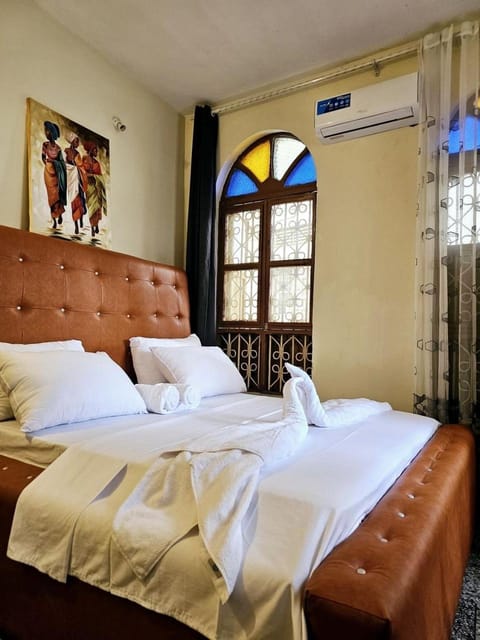 Bed, Living room, Photo of the whole room, Seating area, Bedroom, fireplace, air conditioner