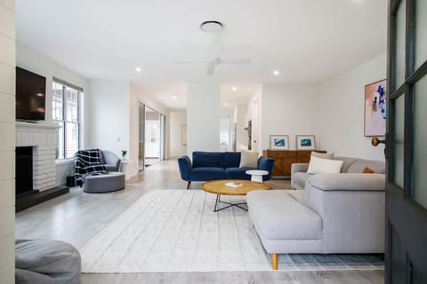 TV and multimedia, Living room, Seating area