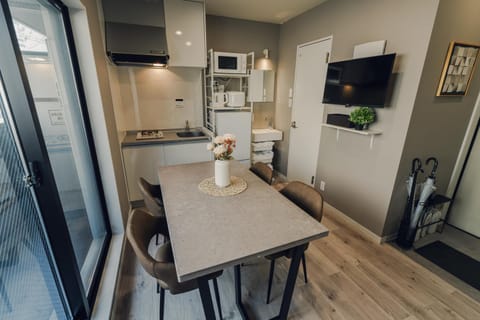 Kitchen or kitchenette, Dining area