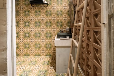 Tropical Traditional Indonesian Wooden Cottage - Beji Mas, Ubud Chalet in Sukawati