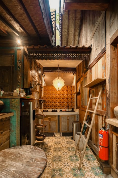 Tropical Traditional Indonesian Wooden Cottage - Beji Mas, Ubud Chalet in Sukawati