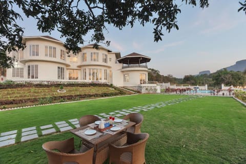 Property building, Nearby landmark, Spring, Bed, Day, Natural landscape, Billiard, Garden, Bathroom, Living room, Seating area, Bedroom, Garden view, Mountain view, Swimming pool, Location, wardrobe