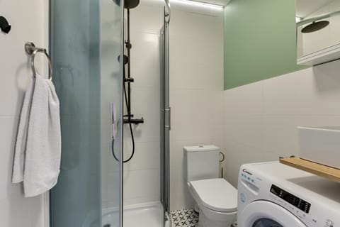 Shower, Toilet, Bathroom, towels, washing machine