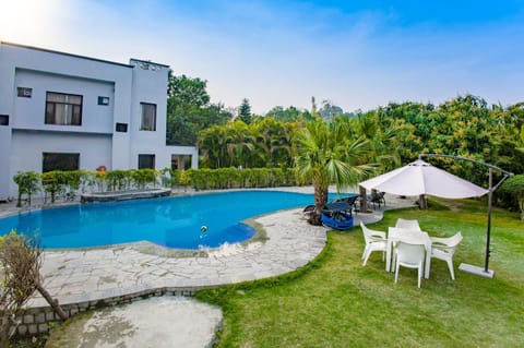 Property building, Garden view, Pool view, Swimming pool, sunbed